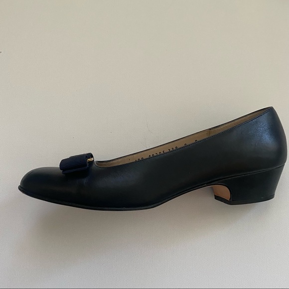 SOLD Salvatore Ferragamo Vintage Vara Bow Pumps Navy Blue - Picture 14 of 15